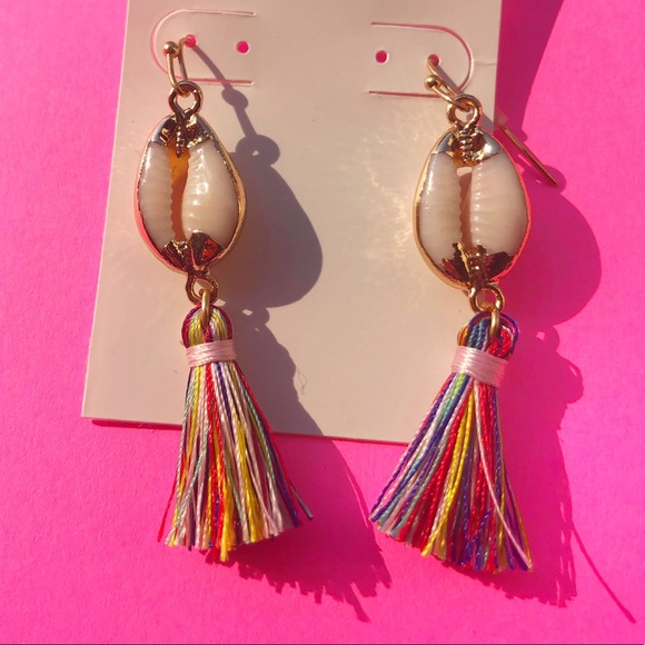 🦄 3/$25 So-CAL Cleopatra Seashell Tassel Earrings - Picture 4 of 4